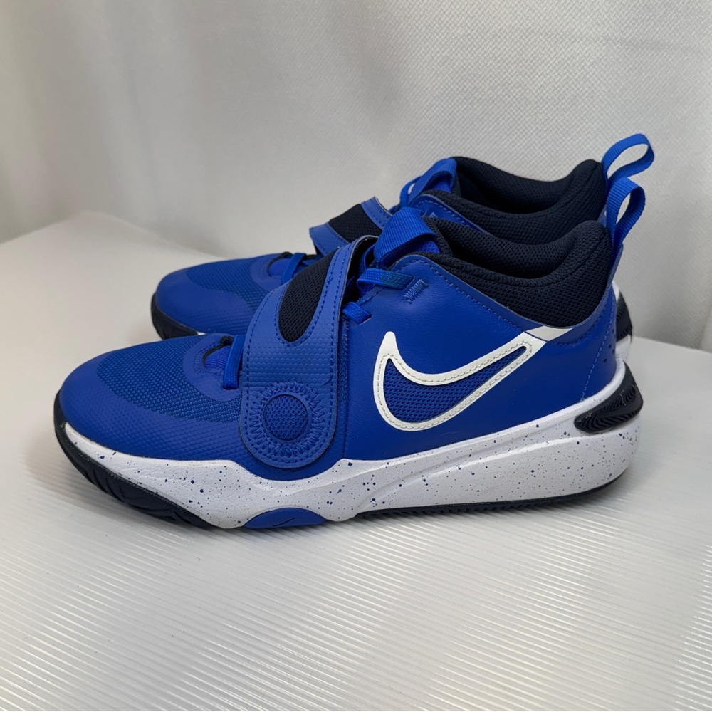 Nike Team Hustle D 11
Older Kids' Basketball Shoes Youth size 6.5 - like new